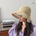 Primo piano dettagliato di un cappello di paglia da donna con ricamo floreale colorato. - M(56-58cm) / Beige