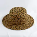 Vista detallada del sombrero fedora de lana con estampado de leopardo y estilo vintage. - Ajustable / Parte superior plana / Caqui