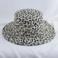 Detalle de sombrero de jazz plano de lana con estampado de leopardo y patron retro. - Ajustable / Parte superior plana / Crema