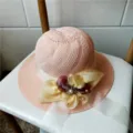 Cappello da sole estivo traforato da donna con elegante nastro e decorazione di perle. - Con Cordino Antivento / Colore loto