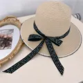 Sombrero de paja plano con cinta de letras negras para las vacaciones de verano - Talla única / Beige