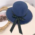 Sombrero de paja azul de verano, sombrero de sol con lazo y borde elegante en blanco y negro. - Talla única / Azul