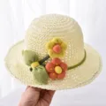 Süsser Kinder Strohhut Sommer Sonnenhut mit handgeknüpften Blumen Strandhut für kleine Mädchen - 1-5 Jahre (48-52 cm) & Einheitsgröße (mit Windschutzseil) / Weiß