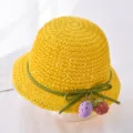 Schattige gele strooien zonnehoed voor baby's met groen lint en aardbei bedels variant - 1-5 jaar (48-52 cm) + één maat (verstelbaar trekkoord) / Geel
