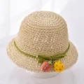 Leuke baby strooien zonnehoed met groen lint en decoratief fruit voor de zomer. - 1-5 jaar (48-52 cm) + één maat (verstelbaar trekkoord) / Beige