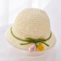 Schattige babystrohoed met groen lint en mooie fruitdecoratie voor zonbescherming in de zomer. - 1-5 jaar (48-52 cm) + één maat (verstelbaar trekkoord) / Wit