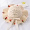 Grazioso cappello di paglia estivo per bambini con fiocco in pizzo e ricamo fragola sole - Per 1-3 anni (48-50 cm) + Taglia unica (con cordino antivento) / Beige (Cappello di paglia fragola con velo di tulle)