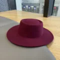 Bordeaux vilt platte hoed voor vrouwen stijlvolle retro jazz fedora hoed herfst winter casual hoed - M (56-58cm) / Bordeauxrood