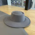 Detailopname van grijze faux wollen fedora hoed, elegante brede rand jazzpet voor de winter. - M (56-58cm) / Grijs