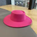 Roze wollen vilt jazzhoed voor dames, stijlvolle platte fedora hoed voor herfst winter. - M (56-58cm) / Rozerood