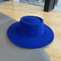 Blauwe wolvilten jazzhoed stijlvolle platte fedora dop elegante herfst winter vrouwen - M (56-58cm) / Saffierblauw