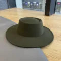 Donkergroene wolvilt jazzhoed, elegante platte fedora hoed voor dames herfst winter stijl - M (56-58cm) / Legergroen