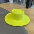 Neon gele wollen vilt fedora hoed, stijlvolle brede rand jazz hoed voor dames herfst winter. - M (56-58cm) / Neon Geel