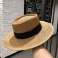 Damen Strohhut Sommer Strand Sonnenschutz Flacher Hut Weite Krempe mit schwarzem Band - M (56-58cm) / Khaki mit schwarzem Band