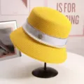 Primo piano del cappello da sole in paglia gialla con nastro bianco, perle e logo M. - M(56-58CM) Regolabile / Curcuma
