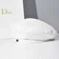 Primer plano de la boina de cuero PU blanco, destacando textura y detalle del logo M. - M (56-58cm) / Blanco
