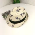 Vue detaillee du chapeau de paille d'ete avec motif de palmiers et bande noire chic. - Taille adulte (56-58 cm) / Beige palmier