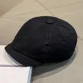 Disparo de detalle de una gorra negra clásica, mostrando costuras finas y textura. - M (56-58cm) / Negro