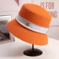 Dettaglio del cappello da sole arancione in paglia con perle eleganti e logo M metallico. - M(56-58CM) Regolabile / arancio-rosso