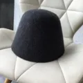 Detalle de sombrero de fieltro de lana gris oscuro, sombrero de invierno minimalista. - M (56-58cm) / Gris oscuro