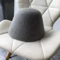 Sombrero de cubo de fieltro de lana gris detalle, elegante accesorio de moda mujer otoño invierno. - M (56-58cm) / Gris claro