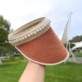Modischer Perlen Stroh Sonnenvisier Damen Leer Top Strand Hut UV Schutz Sommer Kappe - M (52-58 cm) Verstellbarer Kopfumfang / Rostrot