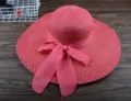 Modischer Strohhut mit breiter Krempe und grosser Schleife fuer den Sommer am Strand. - M (56-58cm) / Wassermelonenrot