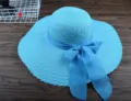 Hellblauer Strohhut mit breiter Krempe und Schleife für Strandurlaub und Sonnenschutz im Sommer. - M (56-58cm) / Himmelblau
