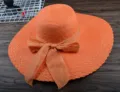 Oranger Strohsonnenhut mit breiter Krempe und Schleife, ideal fuer den Sommer am Strand. - M (56-58cm) / Orange