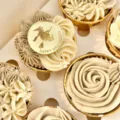 Halloween Kuchen Topper Acryl Hexe Gold Dekoration Party Backzubehör Dessert Deko Zubehör - Lasergravierte Hexe (Durchmesser 5cm)