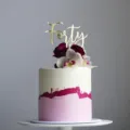 Cake topper Forty de acrílico dorado con flores frescas, ideal para decoración de fiesta de 40 años. - Cuarenta / Dorado
