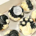 Dekorative schwarze und weiße Halloween Cupcakes Set mit Topper für Party Dekoration. - Silber Happy Halloween (Durchmesser 5cm)