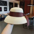Chapeau de paille rétro style Hepburn français avec ruban en satin marron et logo M. - Taille Unique(54-59cm) / Milky blanc