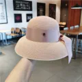 Detailansicht des retro französischen Strohhuts mit eleganter Satinschleife und edlem M-Logo. - Einheitsgröße(54-59cm) / Rosa