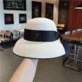 Eleganter französischer Damen Strohhut Sonnenhut mit schwarzer Schleife und M-Metalllogo. - Einheitsgröße(54-59cm) / Weiß