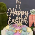 Holz Osterhase Kuchendepper Detail, Happy Easter Laserschnitt Schild fuer feine Dessertdekoration. - Hölzernes Happy Easter Kuchendekoration