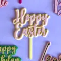Acryl Osterkuchendekoration mit Hoppy Easter Schriftzug Design, ideal für festliche Desserts. - Happy Easter Doppelschichtig