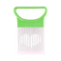 Dettaglio del tagliarosse in acciaio inossidabile con punte e design a forma di cuore. - Verde