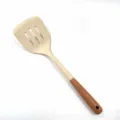 Paletta forata in silicone beige con manico in legno, utensile da cucina resistente. - Spatola Forata