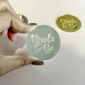 Acrilico Bride to Be cake topper decorazione addio al nubilato targhetta incisa rotonda - Argento