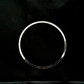 Bracciale cerchio in metallo argentato minimalista accessorio, superficie lucida liscia. - Cerchio d'Argento