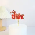 Dettaglio cake topper di San Valentino in acrilico oro e rosso con scritta be mine. - Doppio Strato Sii Mio