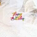 Gros plan detail topper gateau d'anniversaire en strass multicolore pour decoration de fete - Strass Coloré Happy Birthday