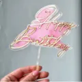 Vue de detail de cake topper dore en acrylique Joyeux Anniversaire avec fond rose fete. - Double Couche Rose et Or