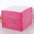 Vue détaillée d'un chiffon de nettoyage en coton épais à 5 couches empilé pour la cuisine. - 26x26cm
