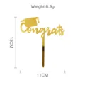 Détail de cake topper de remise de diplôme en acrylique dorée avec texte congrats et chapeau. - Style 6