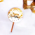 Vue detaillee d'un topper de gateau rond en acrylique dore avec texte de bon anniversaire. - Style Pois (Blanc)