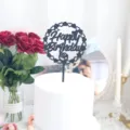 Gros plan détaillé de la décoration de gâteau Happy Birthday noire pailletée avec cœur et rose. - Style Cœur Rond Rose / Noir