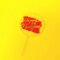 Vista detallada de topper para tarta de Año Nuevo en acrílico, decoración de postre letras doradas. - Base Roja Irregular Texto Dorado
