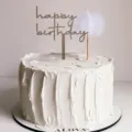Hölzerner Happy Birthday Tortenaufsatz mit weißem Netzball für Party Desserttisch Dekoration. - Holz Happy Birthday Mit Kugel Deko